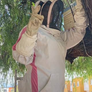 Evelin la rescata abejas en el proceso de instalación de una trampa para abejas