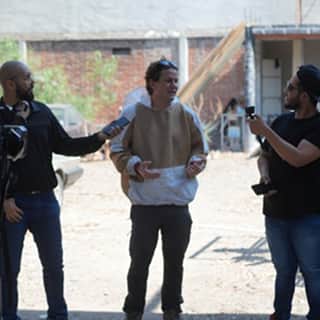 Alan Stege en una entrevista sobre retiro de panales de abejas